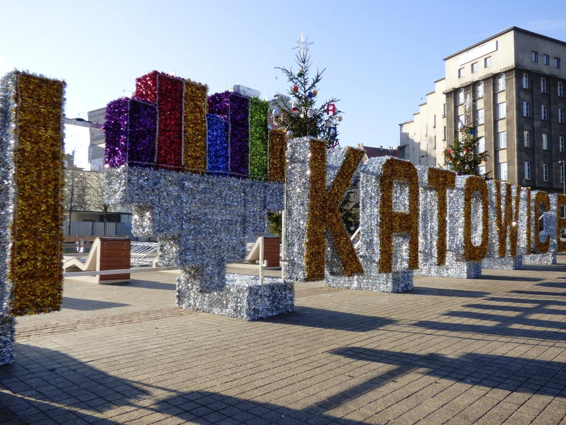 plac miejski z napisem I love katowice